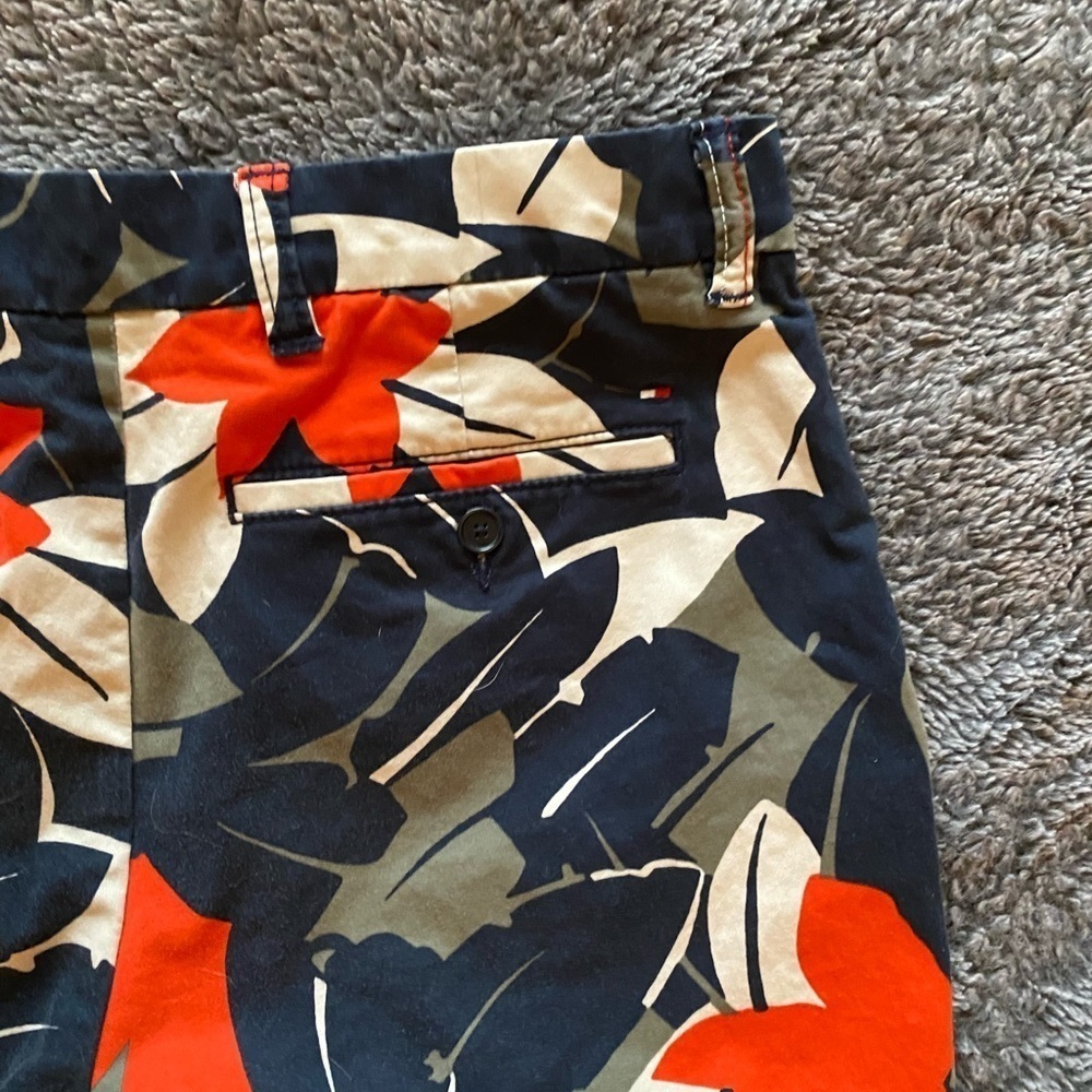 TOMMY HILFIGER Women’s Floral Chino Shorts - Picture 4 of 14
